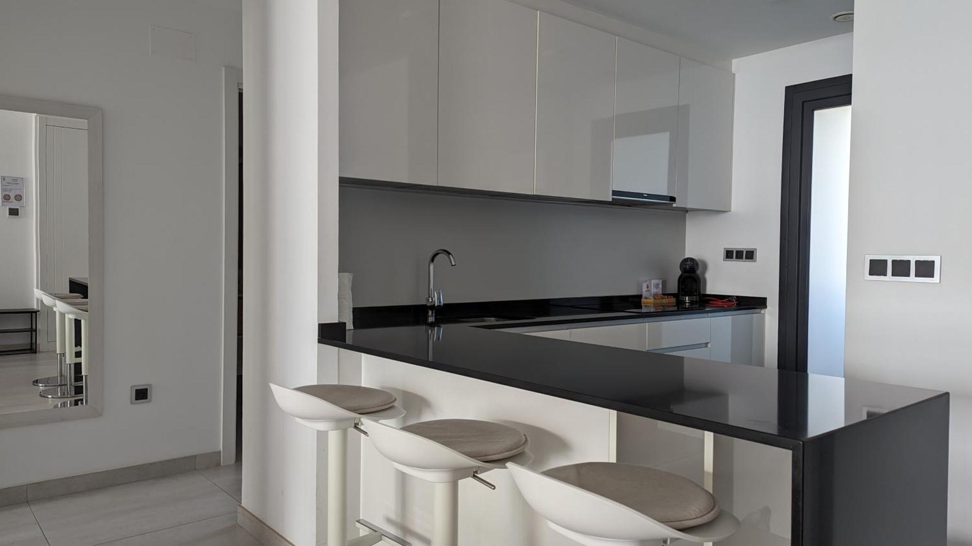 Sunset Waves Sea View Apartments بينايدورم المظهر الخارجي الصورة